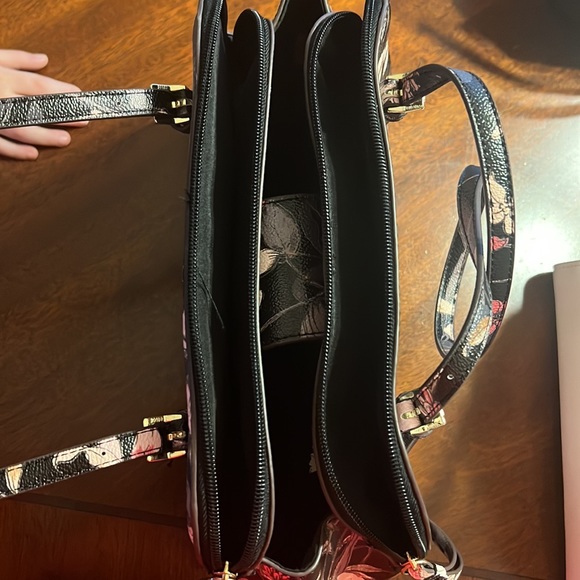 Liz Claiborne - Picture 4 of 5